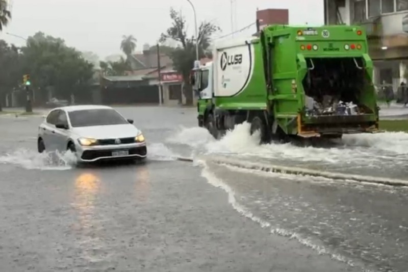 Tras un acumulado de más de 600 mm de lluvia en pocos días, las zonas más comprometidas son La Olla, Punta Taitalo y San Ignacio, y los barrios Esperanza, Piragua, Ponce y Ciudades Correntinas, sectores en los que el sistema de drenaje se vio ampliamente superado. Las personas evacuadas hasta ahora alcanzaron a 160, y los organismos que trabajan de manera articulada son Defensa Civil, bomberos voluntarios, la Policía de Corrientes y equipos municipales.