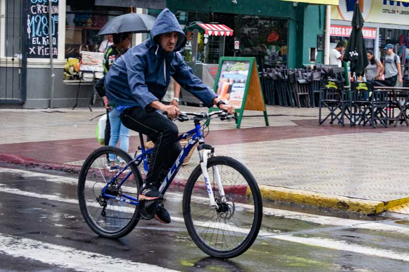 El martes seguirá con la tendencia iniciada hoy, nubosidad y leve baja de la temperatura, con vientos desde el sur sudoeste de 10 a 15 kilómetros, y la posibilidad de tener una temperatura máxima de 23° y una mínima de 16°, además de chubascos por la madrugada.