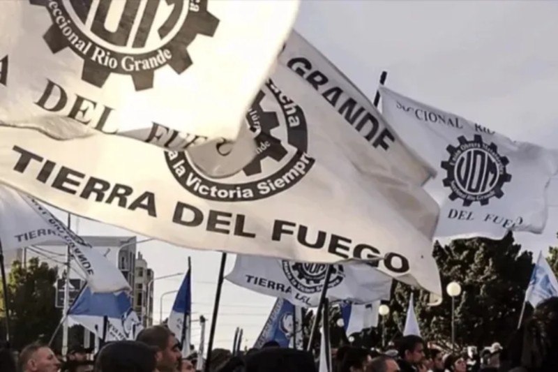 En Tierra del Fuego -mientras tanto- concretaron la histórica jornada de paro general de 24 horas, en rechazo a la decisión del Gobierno nacional de eliminar los aranceles a productos importados de electrónica, considerada perjudicial para la industria de la región. El conflicto inició hace ocho días, apenas conocida la medida, con una huelga por tiempo indeterminado de la Unión Obrera Metalúrgica de la seccional Río Grande.