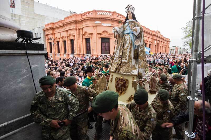 Cientos de fieles colmaron las calles de Corrientes para la procesión anual en honor a Nuestra Señora de la Merced. Encabezados por la Santa Cruz, niños y hombres del ejército cargaron la imagen de la Virgen Morena, mientras los asistentes entonaban cánticos. El recorrido culminó con una misa presidida por el Arzobispo Andrés Stanovnik.