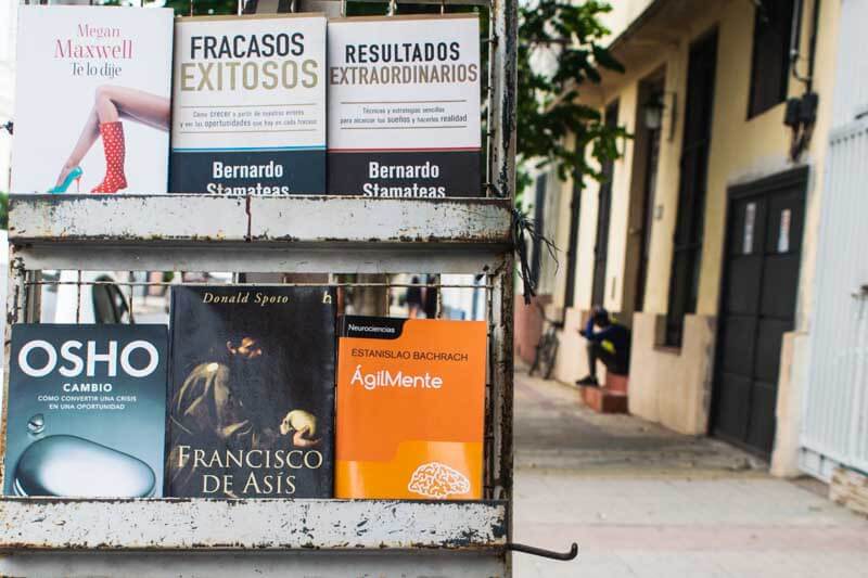 Este escenario plantea un cambio estructural: más que el fin del libro, lo que está en juego es su lugar en la vida cotidiana. La industria se expande, pero el hábito de lectura se fragmenta, obligando a repensar cómo, cuándo y por qué se lee en un contexto dominado por la sobreoferta de contenidos.