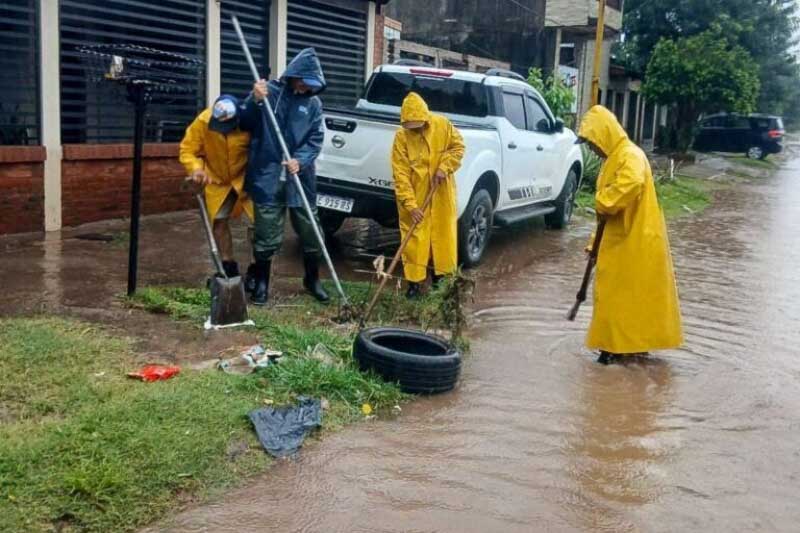 El transporte público operó de manera limitada según la zona, mientras que el escurrimiento se vio afectado por residuos que obstruyeron los desagües. Las cuadrillas trabajaban en la limpieza para facilitar el drenaje y se espera que el mal tiempo persista durante las próximas horas.