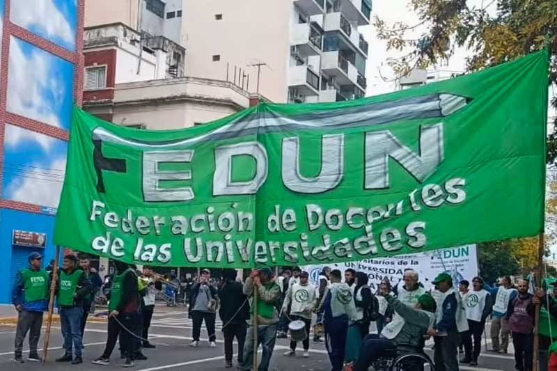 El Gobierno nacional había convocado el viernes a los sindicatos que nuclean a los docentes universitarios para acercar posiciones y evitar la huelga que anunciaron para hoy, cuando deberían iniciar el segundo cuatrimestre en todas las casas de altos estudios del país, pero la propuesta fue rechazada. Además, se supo que propusieron un aumento del 3% para agosto y un incremento del 2% para septiembre.