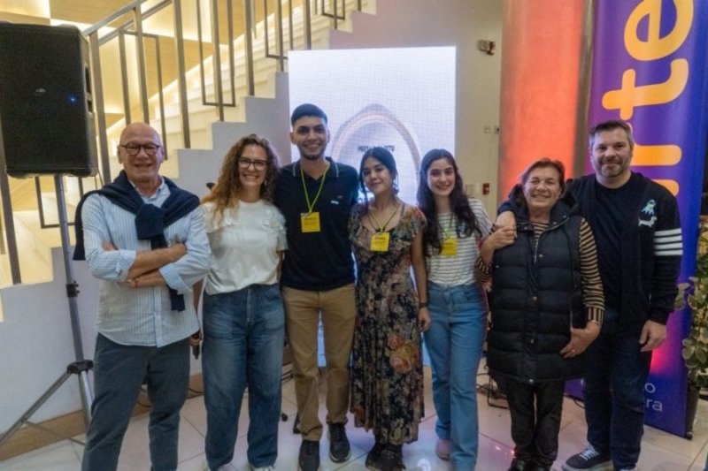 El correspondiente a La Ira de Dios, que corresponde a una residencia de un mes en Buenos Aires, incluido el pasaje, fue concedido a Emme Canteros, del proyecto MESA (Chaco/Corrientes). Por último, el de Proyecto Púrpura, que consiste en una beca completa para el programa de formación anual para artistas 