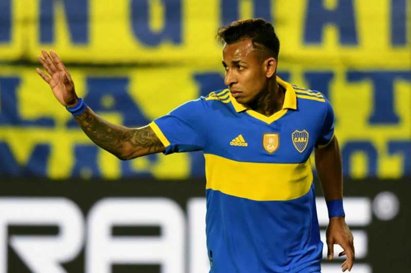 Villa surgió en Deportes Tolima y desde 2018 jugaba en Boca Juniors. La semana pasada estuvo cercar de firmar con un equipo turco, pero las negociaciones no llegaron a buen puerto debido al temor de que Boca iniciara acciones legales ante la FIFA.