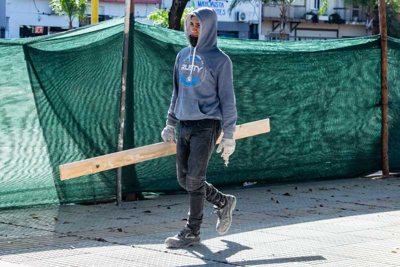 El informe también analizó los ingresos de los trabajadores, mostrando una recuperación parcial de los salarios en el sector privado formal, aunque todavía lejos de los niveles de 2015. En contraste, los trabajadores informales y públicos continúan experimentando una caída significativa en su poder adquisitivo. Además, la participación de la masa salarial en la economía descendió al 44% del Valor Agregado en el primer semestre de 2024, marcando una disminución respecto al año anterior.