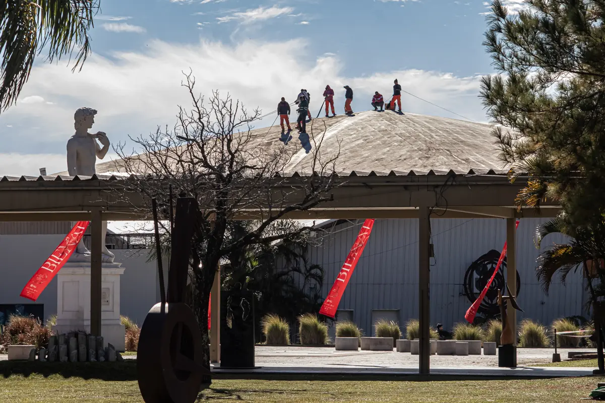 Desde los techos y las &aacute;reas de montaje, trabajadores ultiman detalles de una infraestructura pensada para acompa&ntilde;ar diez d&iacute;as de programaci&oacute;n gratuita, con arte, m&uacute;sica, ferias y actividades para toda la familia.
