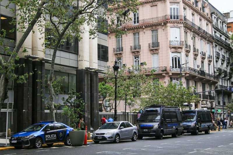 El refuerzo de seguridad también se vincula con antecedentes registrados en el país, como el atentado contra la Embajada de Israel en 1992 y el ataque a la AMIA en 1994. En ese contexto, el exagregado cultural iraní en Buenos Aires, Mohsen Rabbani, señalado por la justicia argentina como uno de los presuntos responsables intelectuales del atentado a la AMIA, afirmó durante una entrevista que Argentina no sería un objetivo para Irán.