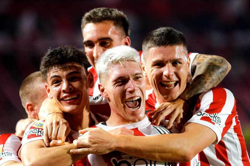La pelea a la Copa Sudamericana está igual de reñida. Estudiantes tiene 61 y es seguido por San Lorenzo (61), Boca Juniors (59), Defensa y Justicia (58), Racing (57) y Belgrano (57), que estaría obteniendo el último boleto. Lanús (56) y Atlético Tucumán (54), siguen con chances. 
