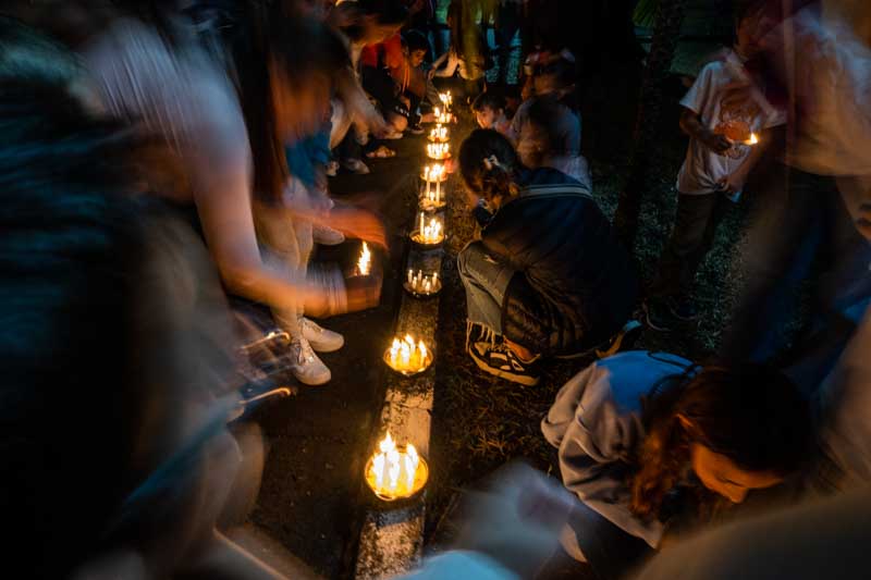La actividad tuvo lugar en el  jardín de la iglesia La Cruz y fue organizada por los niños de la catequesis, quienes guiaron la preparación y el encendido de las velas.