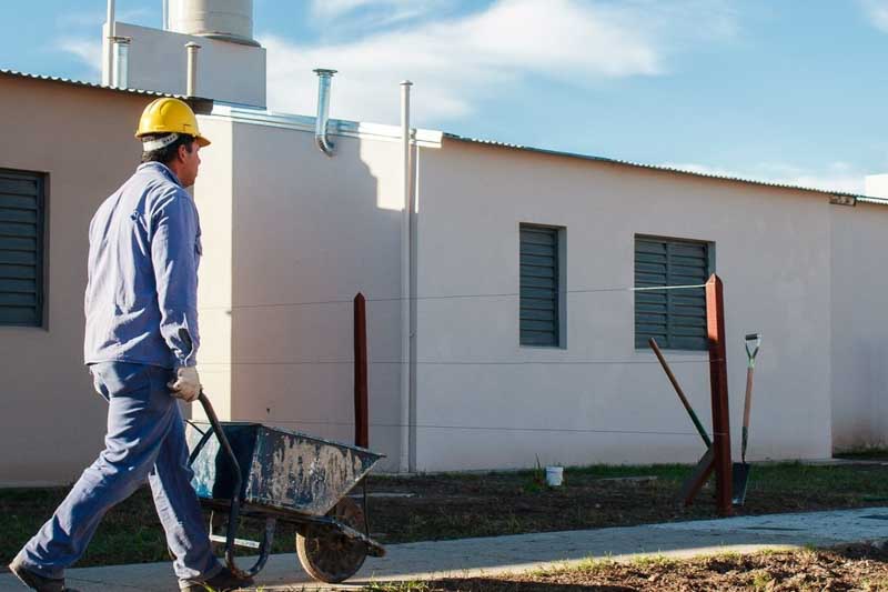 Aunque el fondo fiduciario fue disuelto en noviembre de 2024, ahora se reglamentó el procedimiento para finalizar su cierre. La resolución establece la continuidad de los créditos otorgados, la administración de bienes y la transferencia de unidades habitacionales a provincias, municipios o la Ciudad Autónoma de Buenos Aires, en caso de corresponder. El Banco Hipotecario será el encargado de gestionar los compromisos pendientes.