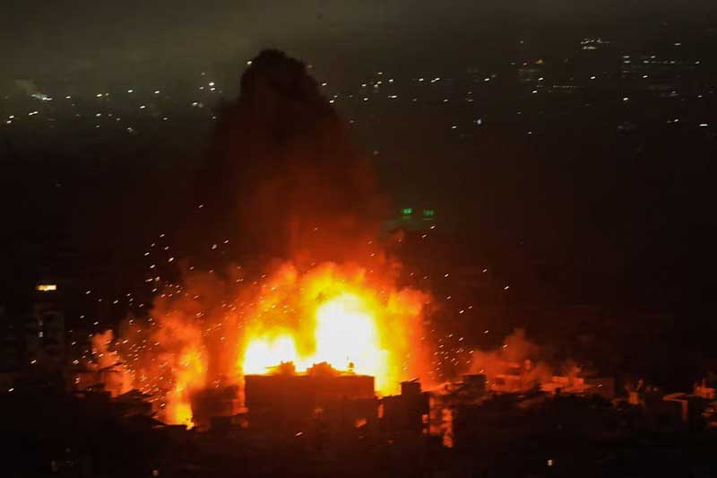 Ante el impacto en los mercados energéticos, los 32 países miembros de la AIE acordaron liberar 400 millones de barriles de sus reservas estratégicas para amortiguar la crisis, la mayor intervención coordinada registrada por el organismo. La medida busca estabilizar la oferta global mientras persiste la incertidumbre por la reanudación del transporte marítimo en la región. El escenario también es seguido de cerca por países productores como Argentina, donde el comportamiento del precio internacional del crudo influye en el desarrollo de proyectos energéticos como Vaca Muerta y en los costos de importación de combustibles.