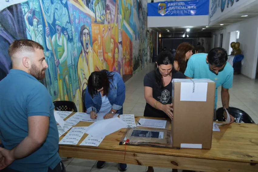 Tras esperar 6 años el peronismo correntino finalmente realizó sus comicios, para lo cual habilitó 21 escuelas en 16 municipios: Goya, Bella Vista, Curuzú Cuatiá, Gobernador Virasoro, San Luis del Palmar, Caá Catí, Concepción del Yaguareté Corá, Ituzaingó, Itatí, San Miguel, Herlitzka, La Cruz, Mburucuyá, Paso de la Patria, San Isidro y San Lorenzo. 