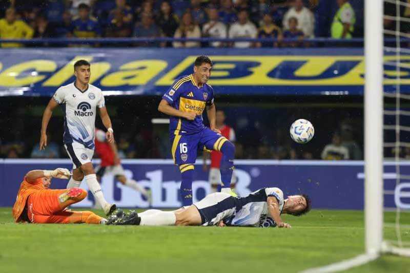 Boca Juniors se reencontró con la victoria al vencer 2-0 a Independiente Rivadavia en La Bombonera. Aunque el equipo mostró un nivel irregular y fue silbado al descanso, un error del arquero rival permitió que Merentiel abriera el marcador. Luego, Zeballos sentenció el partido con una gran definición. 