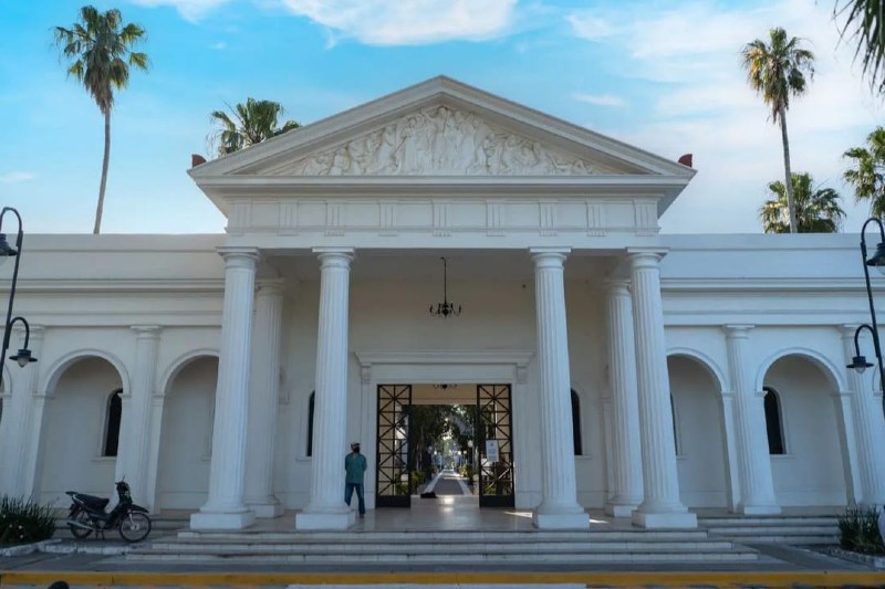 La Dirección de Defunciones trabajará con una guardia de fines de semana y feriados, que atenderá de 7 a 19 en la oficina ubicada en el Palacio Municipal (25 de Mayo 1178), priorizando inhumaciones, traslados e introducción de cenizas. Por su parte, los cementerios San Juan Bautista, del barrio Virgen de los Dolores, y San Isidro, de Laguna Brava, estarán abiertos los días feriados de 7 a 17. El Piso y el mercado 