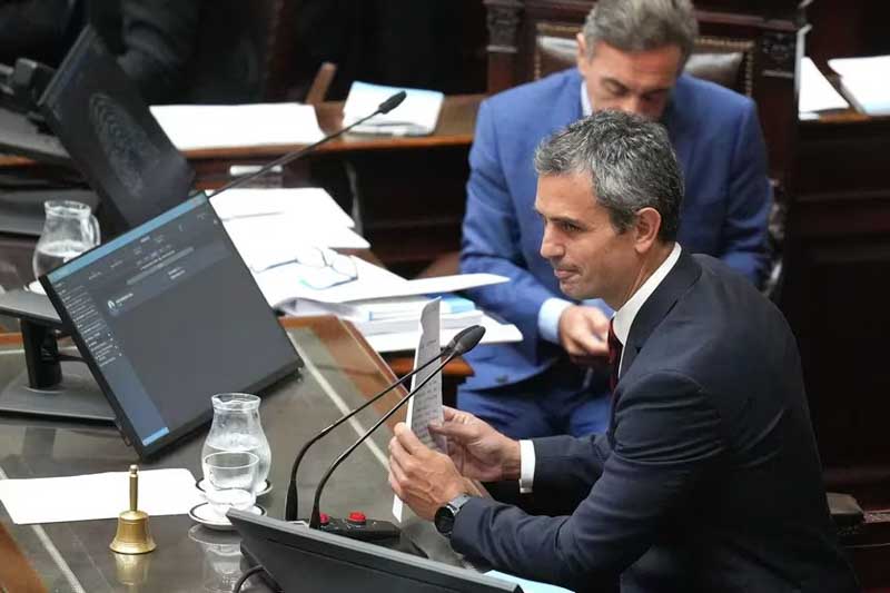 Ayer Martín Menem y el secretario ejecutivo de Gobierno, José Rolandi -mano derecha del jefe de Gabinete, Nicolás Posse- recibieron a los líderes de distintos bloques, buscando un acuerdo. Mientras la Unión Cívica Radical (UCR) reclamaba que se mantuviera sin modificaciones a su propuesta -que no contaba con el respaldo de los sindicatos-, la bancada de Hacemos Coalición Federal -encabezada por Miguel Ángel Pichetto- pedía una versión más acotada.