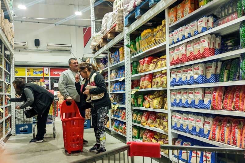 En el otro extremo, la educación mostró un aumento del 0,6% y prendas de vestir y calzado tuvieron una variación negativa del 0,5%. Por categorías los precios estacionales lideraron los incrementos con un 5,7%, mientras que la inflación núcleo fue del 2,6% y los precios regulados avanzaron un 2,4%.