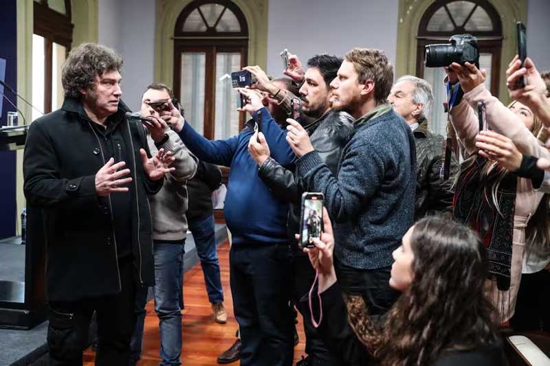 El informe señala que 22 de los 26 países de América presentan un empeoramiento en las condiciones económicas para los medios. En ese contexto, Argentina cayó al puesto 87, mientras que Nicaragua, Cuba y Venezuela figuran entre los peores del continente. A nivel global, Estados Unidos perdió dos posiciones y se ubica en el lugar 57, en parte por el cierre de medios y la falta de financiamiento internacional, lo que ha dejado a millones sin acceso a información confiable.