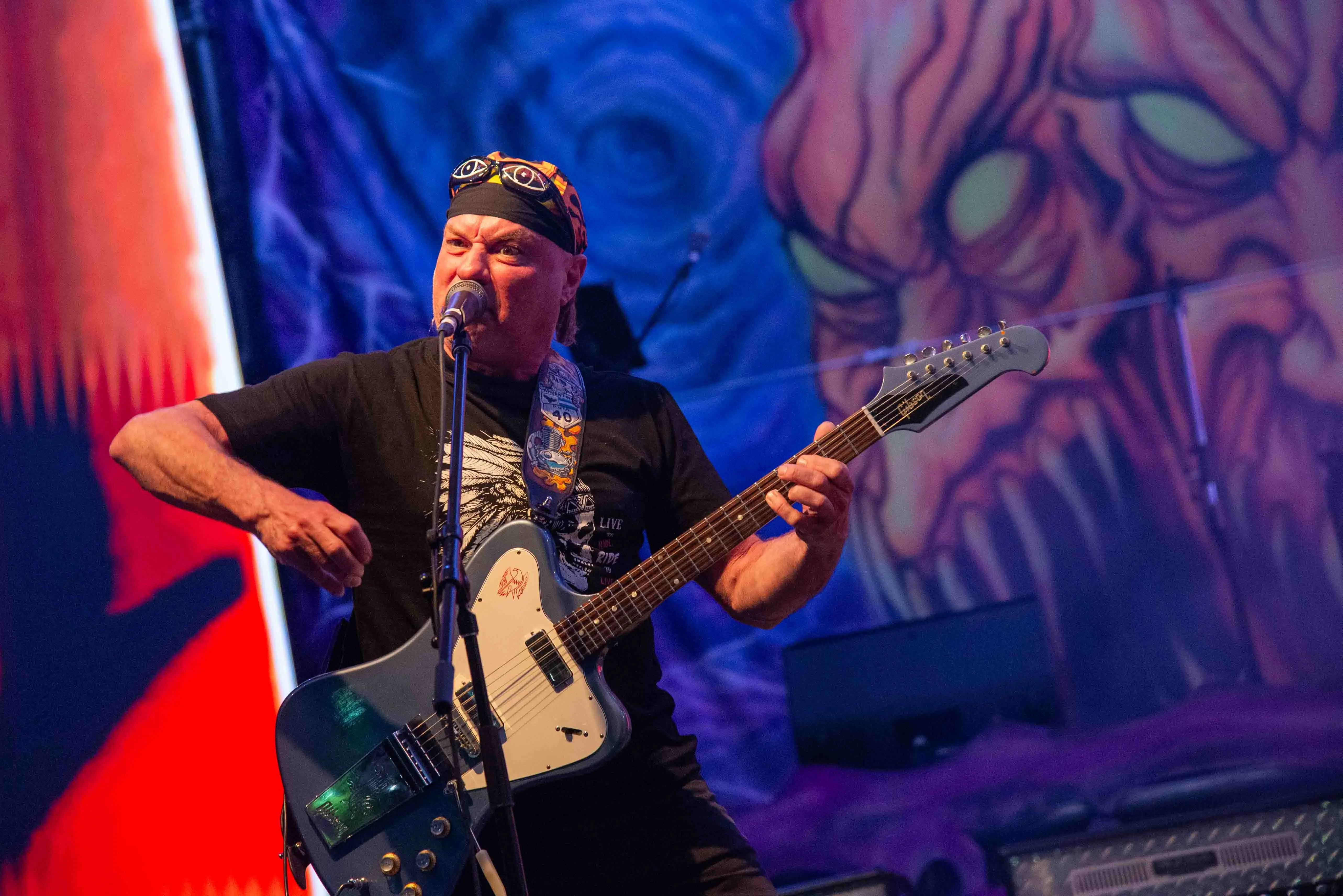 Chizzo Nápoli volvió a ocupar el centro de la escena, guitarra en mano, en una noche marcada por la potencia del sonido y la participación constante del público. Su figura se encuentra ligada a La Renga desde los primeros años del grupo.