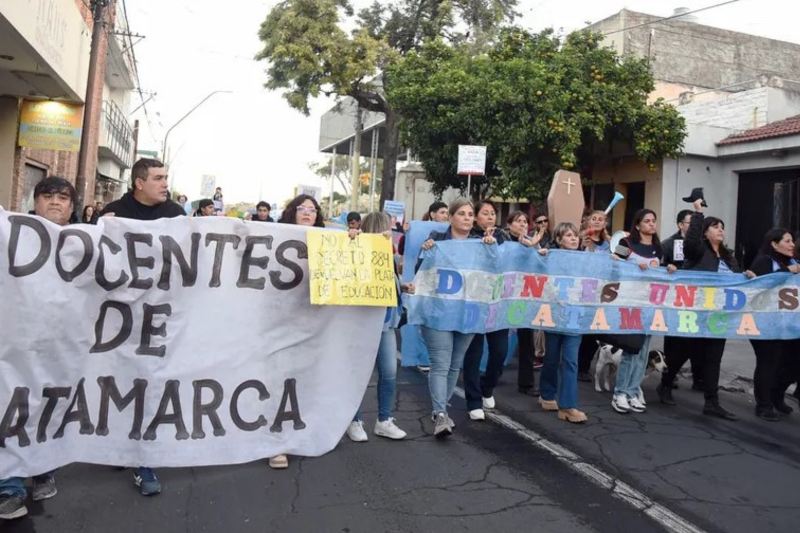 El miércoles en distintas localidades de Catamarca, gobernada por el peronista Raúl Jalil -de paseo “deslomándose” con Milei en EE.UU, como dijo Adorni hace poco-, se produjeron marchas de los trabajadores de la educación. En Tucumán, gobernada por otro peronista, Osvaldo Jaldo, también encabezaron el frente de la movilización, al igual que en Jujuy. Las otras provincias que visibilizaron la misma realidad son Santa Cruz, Tierra del Fuego, Río Negro y Córdoba.