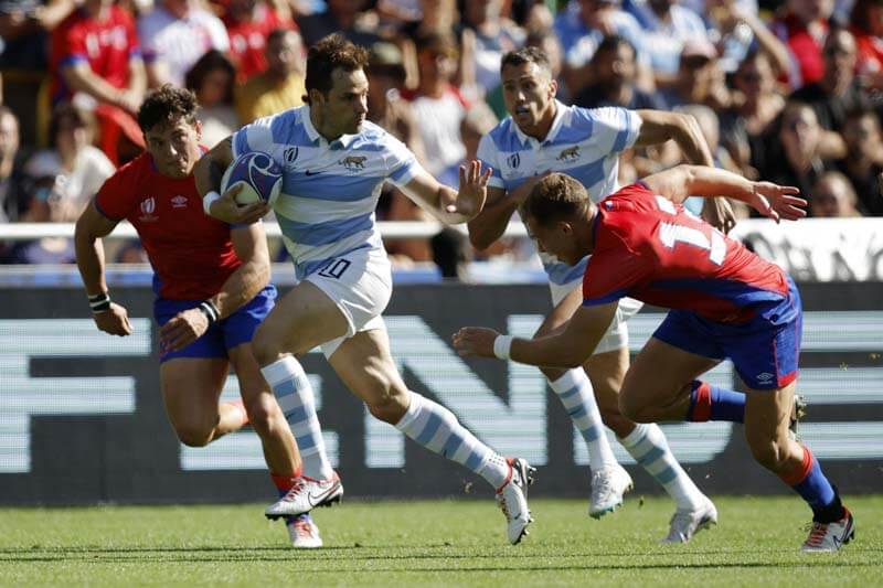 Nicolás Sánchez fue la destacada figura del partido, anotando 20 puntos y alcanzando su centésima aparición con la camiseta argentina, convirtiéndose en el máximo goleador del equipo en Copas del Mundo. En el primer tiempo, Argentina tomó una ventaja sólida con varios tries y conversiones, mientras que en la segunda mitad, Chile logró un try.