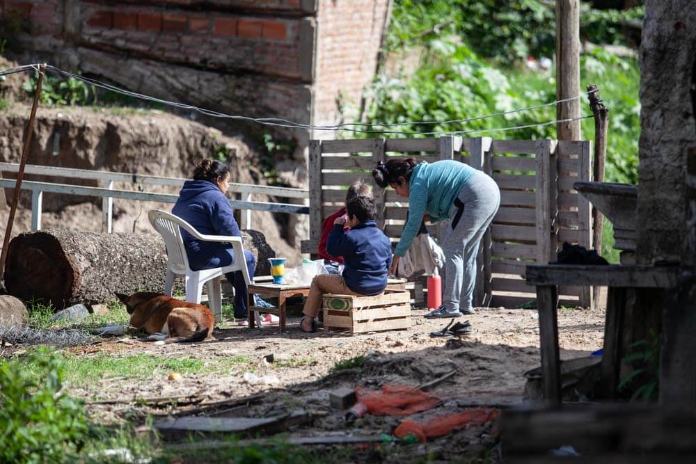 El documento destaca que más de siete millones de niños viven en situación de pobreza, de los cuales el 14% se encuentran en pobreza extrema. Hynd Ayoubi Idrissi, experta del Comité, calificó esta situación como 