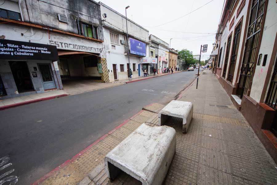 La medida de fuerza causó estragos en los usuarios que quedaron varados; hasta los comercios y kioscos en las paradas sufrieron pérdidas. El enfrentamiento entre sindicatos agrava la situación. 