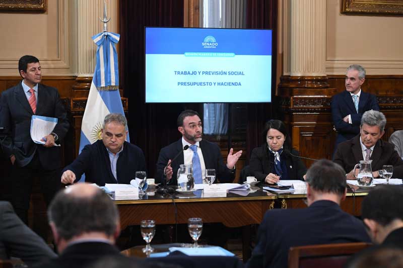 Tras la sanción definitiva de la ley Bases y del paquete fiscal, las discusiones continúan con otros puntos, como el postergado tratamiento del financiamiento universitario y la continuidad del Fondo Nacional de Incentivo Docente (Fonid), en línea con los deseos del presidente de mantener un déficit cero aumentando el desempleo y reduciendo los salarios de jubilados y pensionados. 