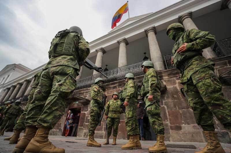 La sede del Ejecutivo en Quito se encuentra con fuerte resguardo militar, mientras el país enfrenta una ola de violencia, catalogada como terrorismo por el Gobierno. Un despliegue de 700 militares y 400 policías aseguró el centro histórico de la capital. La ciudad experimenta cambios en la rutina diaria con modalidades virtuales en educación y teletrabajo.