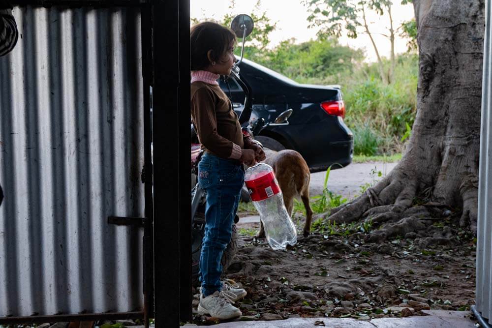 En el corazón de Villa Eragia un garaje se convierte en un refugio, donde cada plato servido trae consigo historias y risas de niños que sueñan en grande.