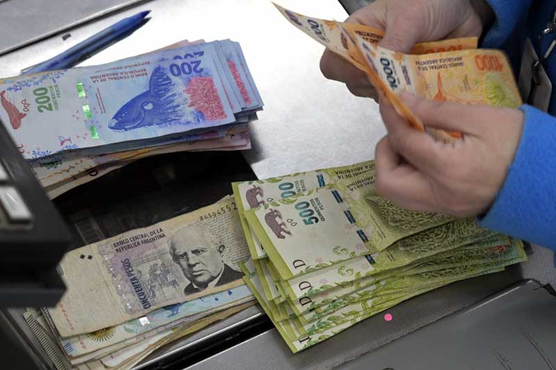 De acuerdo al último Informe de Inclusión Financiera del BCRA, el circulante se mantiene en torno al 6,2% del Producto Bruto Interno, el nivel más bajo de los últimos años. Entre los factores que explican este fenómeno se destacan el avance sostenido de los pagos digitales, como transferencias inmediatas y billeteras virtuales, la mayor utilización de tarjetas de crédito y débito, y la incorporación de billetes de mayor denominación, que redujo la necesidad de extracciones frecuentes. A esto se suma el menor dinamismo de la actividad económica, que incide directamente en la demanda de dinero físico.