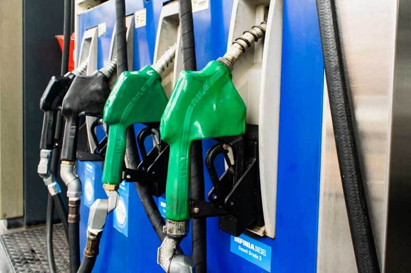 El gobierno anticipa un aumento en los precios de los combustibles, señalando que las petroleras no respetaron acuerdos y especularon con una devaluación que provocó un incremento del 20% en los precios. 