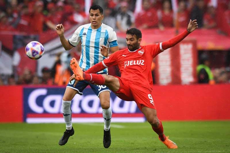 En la misma jornada sabatina, a las 19, Racing será local enfrentando a Independiente, donde un triunfo para cualquiera de los dos significaría una esperanza de continuidad para los entrenadores, principalmente para Gago.