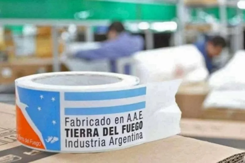 De acuerdo al tamaño del producto el costo del despacho varía entre 25 y 96 dólares, y se cobra por bulto. La tienda garantiza 12 meses de garantía en los equipos. La medida busca dinamizar la industria fueguina y ampliar el acceso a bienes tecnológicos con un ahorro estimado de hasta el 40% contra los precios minoristas. 
