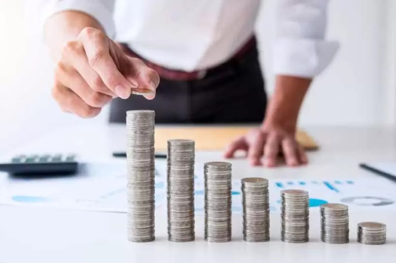 La canasta total registró un incremento mensual del 3,9%, lo que implica una nueva presión sobre los ingresos familiares, y sufrió una suba interanual del 31,6%. Asimismo, una familia de tres integrantes necesitó en enero $1.082.956 para no ser pobre ($496.796 para evitar la indigencia), una de cinco requirió $1.430.735 ($656.301, indigencia), y una persona sola tuvo un umbral de $440.226 mensuales para no ser pobre ($201.939, indigencia).