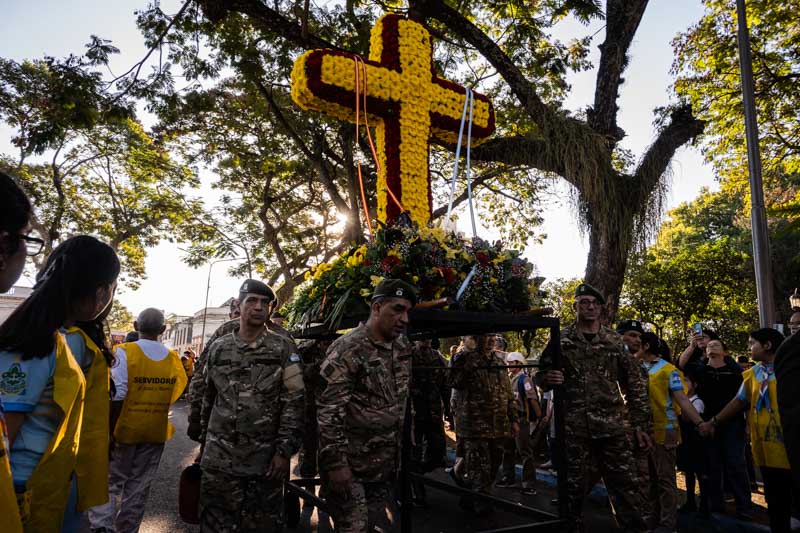 Este sábado por la tarde la comunidad católica de Corrientes celebró la tradicional procesión en honor a la Cruz de los Milagros, una manifestación religiosa que reúne cada año a miles de devotos.