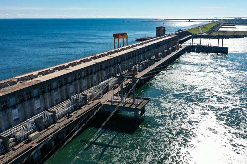 La medida también fortalece la operatividad de la Entidad Binacional Yacyretá, que ahora contará con fondos propios para ejecutar obras estratégicas, como la ampliación del brazo Aña Cuá. Esta construcción incrementará un 10% la capacidad instalada de la hidroeléctrica, clave para mejorar el abastecimiento eléctrico en la región. El acuerdo, publicado oficialmente esta semana, forma parte de un esfuerzo conjunto por dar mayor previsibilidad al sistema energético compartido.