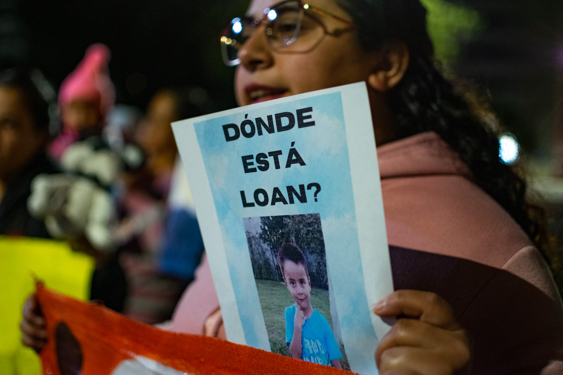 Se mantuvieron -además- las imputaciones contra Daniel “Fierrito” Ramírez; su pareja, la ex funcionaria local Blanca Romero; y el tío del niño, Carlos “Carozo” Pérez; todos señalados como partícipes necesarios en el delito principal. Los embargos dispuestos oscilan entre uno y veinte millones de pesos, con el objetivo de cubrir una eventual reparación y garantizar el curso del proceso.