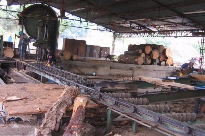 La retracción del mercado interno, además, ha disminuido la demanda en el sector de la construcción y mueblería, principales consumidores de la producción correntina, y el aumento en las tarifas de energía eléctrica y combustibles impactó de lleno en una industria que requiere de un alto consumo energético. Los trabajadores se enfrentan a la incertidumbre de las suspensiones rotativas sin goce de sueldo completo.