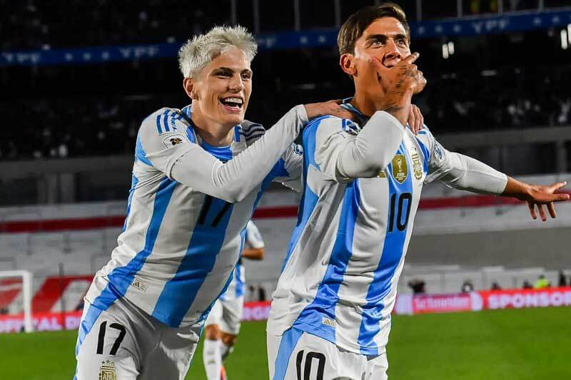 Las probables formaciones son, Argentina: Emiliano Martínez; Nahuel Molina, Cristian Romero, Nicolás Otamendi, Lisandro Martínez; Rodrigo De Paul, Enzo Fernández, Alexis Mac Allister o Leandro Paredes o Giovani Lo Celso; Nicolás González o Paulo Dybala, Julián Álvarez y Lautaro Martínez. Colombia: Camilo Vargas; Daniel Muñoz, Carlos Cuesta, Jhon Lucumí, Johan Mojica; Richard Ríos, Jefferson Lerma, James Rodríguez; Jhon Arias, Jhon Córdoba, Luis Díaz.