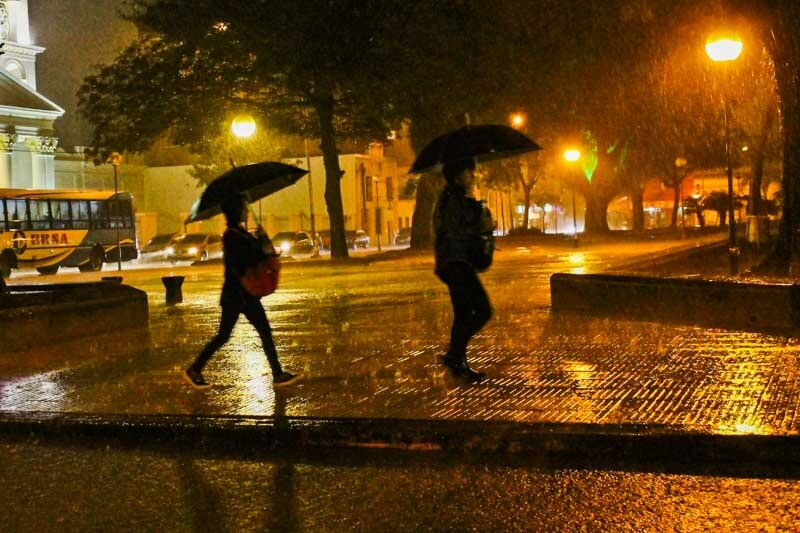 Durante la noche el cielo seguirá inestable, aunque con menor probabilidad de lluvias, que bajará al rango del 10 al 40 por ciento. La temperatura rondará los 21 grados, con vientos persistentes del noreste a igual velocidad.
