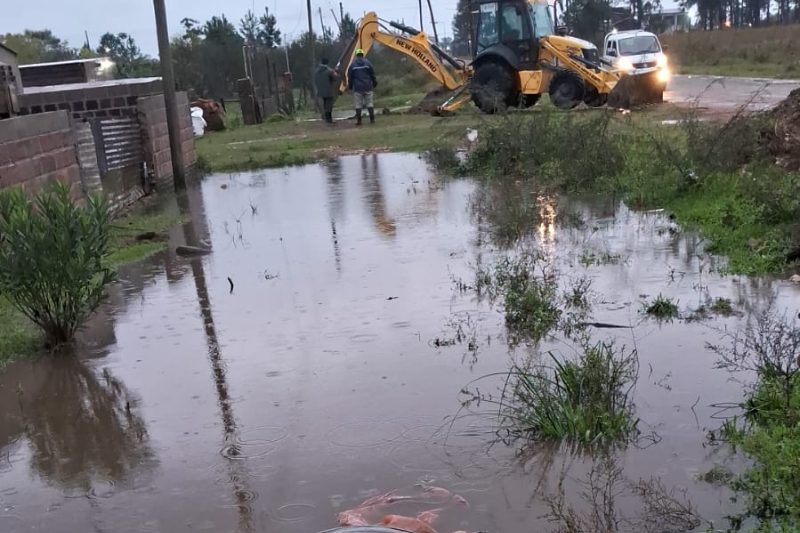 Uno de los sitios más afectados de la ciudad es la avenida Artigas a la altura del puente del arroyo Picardía (que colapsó por la presión del agua y sufrió socavones estructurales), está con el tránsito interrumpido desde hace dos días y el personal municipal pide evitar la zona, ya que tiene el asfalto hundido y las barandas retorcidas. También se repite el panorama en otros sectores, como las chacras 44 y 45, el paraje La Curtiembre y zonas urbanas, como Caá Guazú y el barrio Centenario.