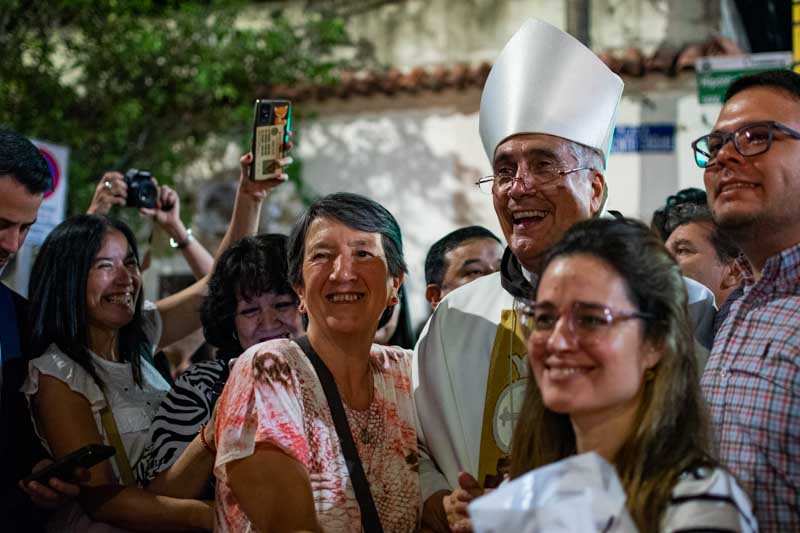  Monseñor Larregain invitó a los fieles a escuchar y compartir la alegría de la presencia del Señor, reafirmando su rol como testigos activos de la fe en sus comunidades.