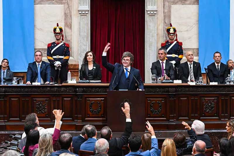 Entre los ejes mencionados figuran modificaciones a los códigos Civil y Comercial, Penal, Procesal, Civil y Comercial y Aduanero, y cambios en el esquema impositivo, más un nuevo marco legal para la explotación de recursos naturales y una reforma del sistema electoral, incluido el financiamiento de los partidos políticos. También anticipó iniciativas vinculadas al Poder Judicial con impulso a los juicios por jurado en el fuero federal, educación, Fuerzas Armadas y un paquete orientado a eliminar regulaciones para fomentar la inversión.