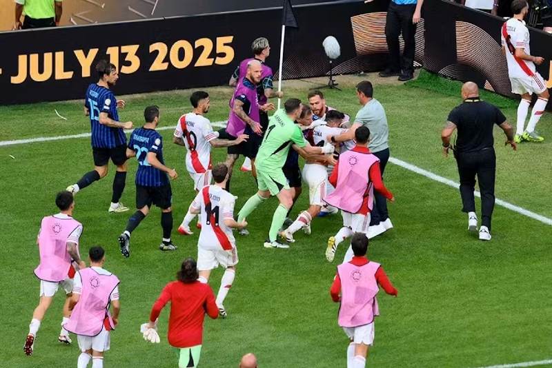 La segunda etapa empezó siendo un calco del primer tiempo, pero ahora con la urgencia de River -Monterrey ganaba y lo obligaba a anotar-, hasta que llegó el minuto 20, cuando Martínez Quarta se fue expulsado luego de cometer una falta. Ocho minutos después la escuadra italiana abrió el marcador (Esposito). En tiempo de descuento llegó el segundo gol y la expulsión de Montiel.