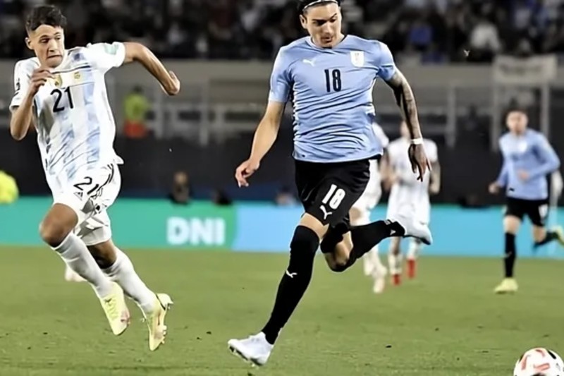 Con el marco del estadio Centenario de Montevideo y arbitrando Juan Benítez (Paraguay), los que elija Lionel Scaloni para salir a la cancha podrían ser los siguientes: Emiliano Martínez; Nahuel Molina, Cristian Romero, Nicolás Otamendi, Nicolás Tagliafico; Enzo Fernández, Alexis Mac Allister, Thiago Almada; Nicolás González, Giuliano Simeone y Julián Álvarez. 