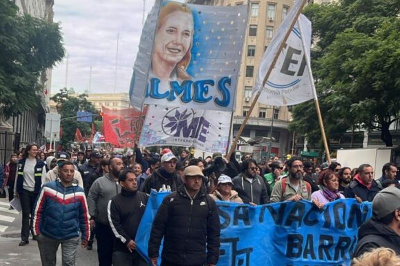 En la entrada del organismo nacional se reunieron las organizaciones de la Mesa Nacional de Barrios Populares (Techo, Cáritas y UTEP). También se acercaron trabajadores del Estado, organizados en la ATE. Como de costumbre, un operativo de la Policía Federal impidió cortar la calle y desplegó un segundo cordón de uniformados alrededor de la Casa Rosada, es decir en la vereda de enfrente.