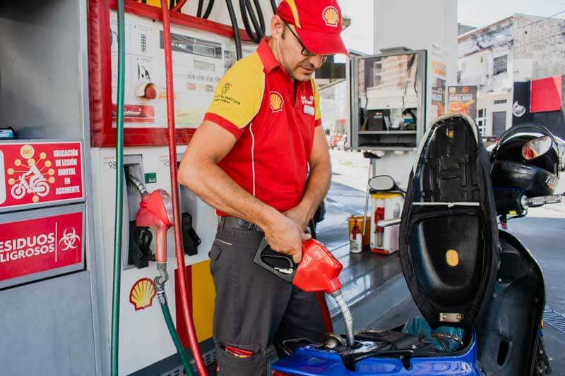 Las estaciones Shell redujeron entre 11 y 57 pesos por litro en sus productos premium, mientras que Puma sorprendió con una fuerte baja en la nafta súper. El diésel, en cambio, mostró variaciones dispares.