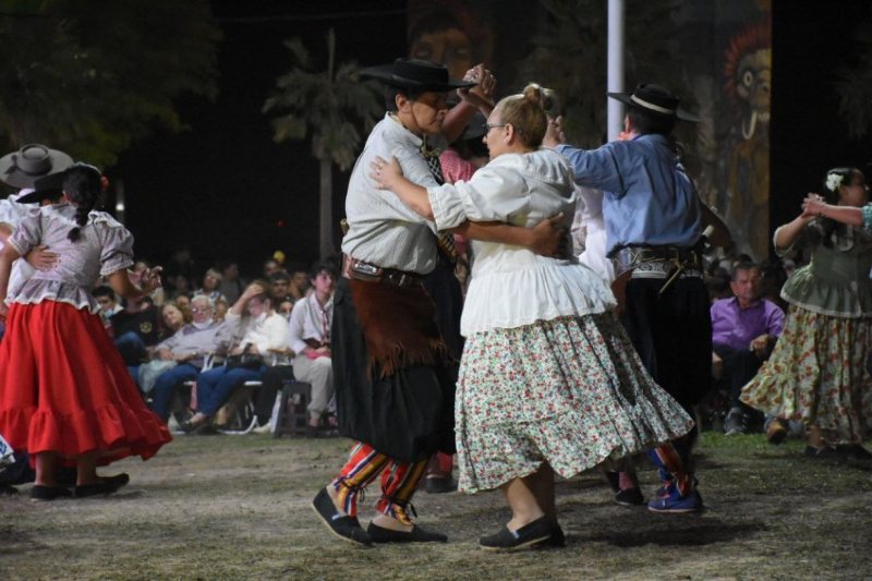 El domingo, finalmente, la peña oficial de la ciudad tendrá su epicentro en la plaza España (avenida Pujol y Carlos Pellegrini), desde las 17.  En esta ocasión, subirán al escenario el elenco municipal Corrientes Norte, Rogelio Almirón y los Almirón, Juancito Benítez, Anike Nde Resarai, conjunto San Antonio, Kevin González y Núñez Ramírez con el acordeón de Maxi Soto Fernández. Habrá además feria gastronómica y emprendedora.