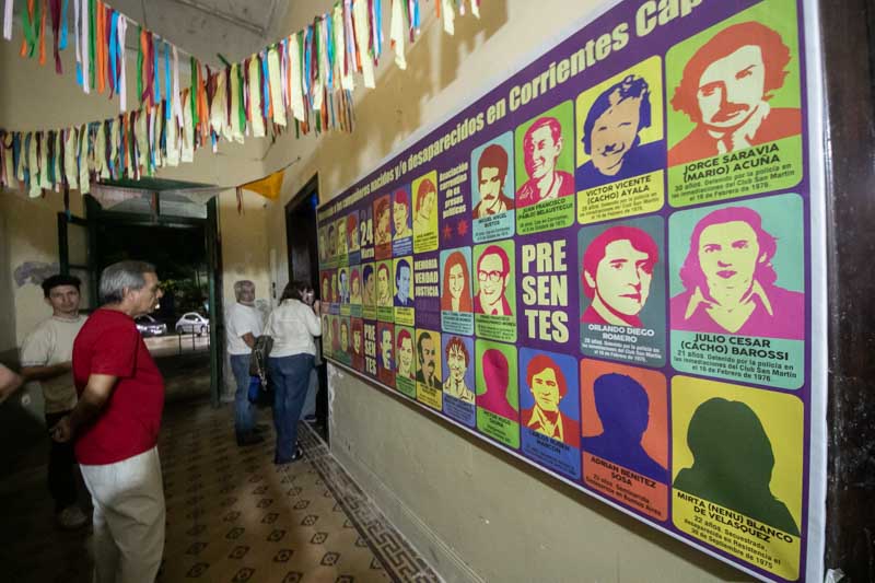 Organizada por un colectivo de hijes y familiares de víctimas de la dictadura en Corrientes, la propuesta permanece abierta al público como parte de las actividades conmemorativas.